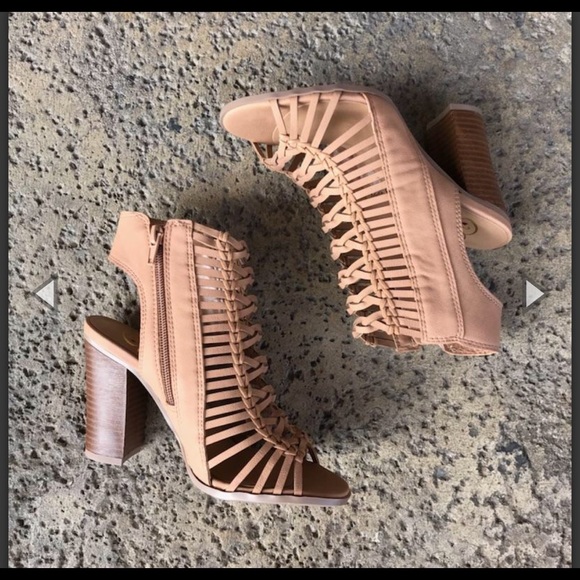 Chunky heel woven sandal zipper enclosure - Picture 2 of 3